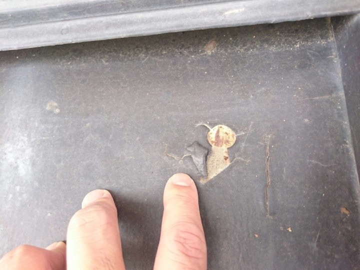 塗膜が剥がれて屋根材が露出