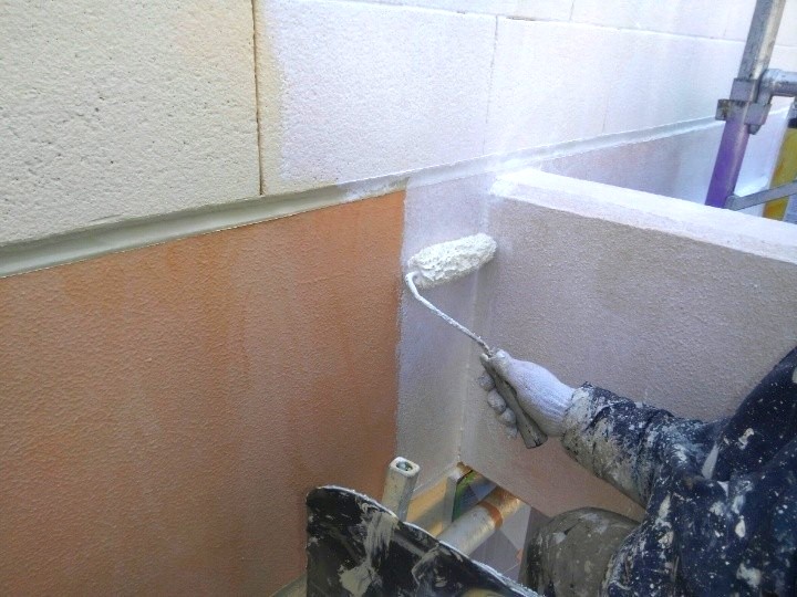 外壁の下塗り作業