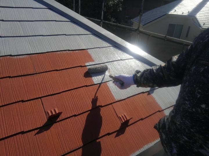 スレート屋根の「下塗り」作業
