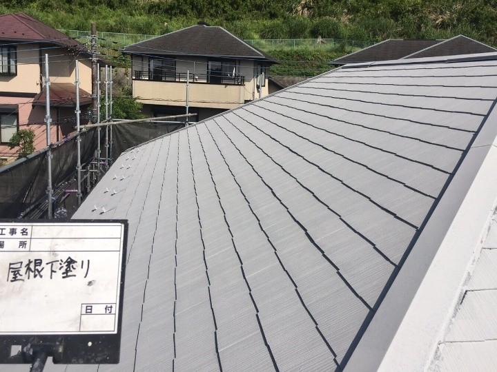 屋根の下塗り作業