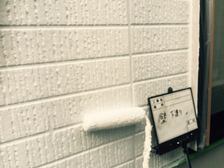 外壁の下塗り作業