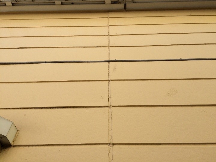 サイディングの継ぎ目に打たれたコーキングが劣化