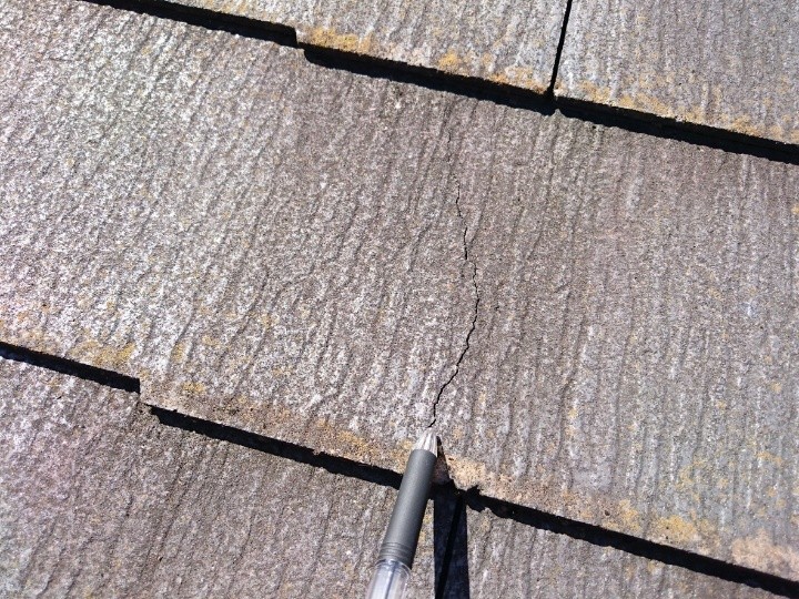 屋根は軽度のひび割れを確認
