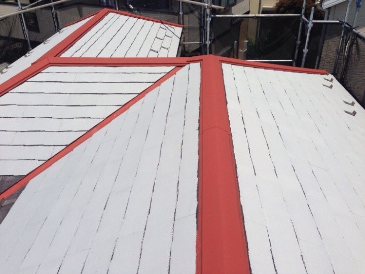 屋根の下塗り作業