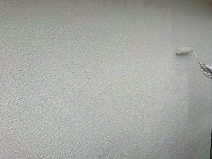 外壁の下塗り作業