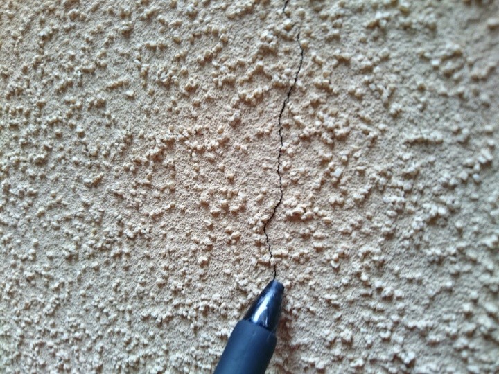 モルタル外壁にクラック(ひび割れ)が発生