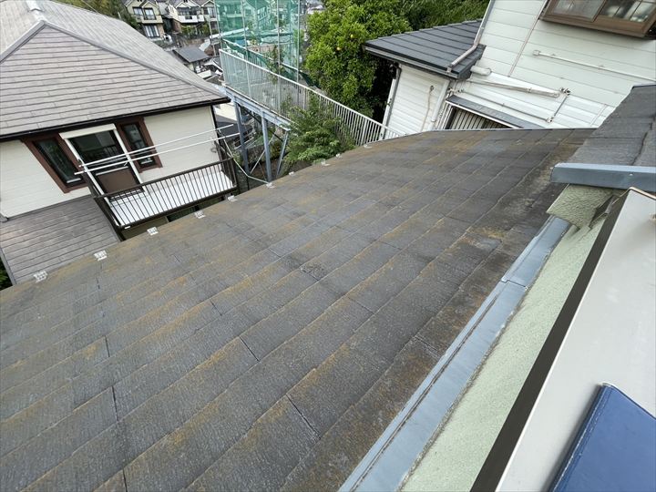 ひび割れが発生しやすいスレートです