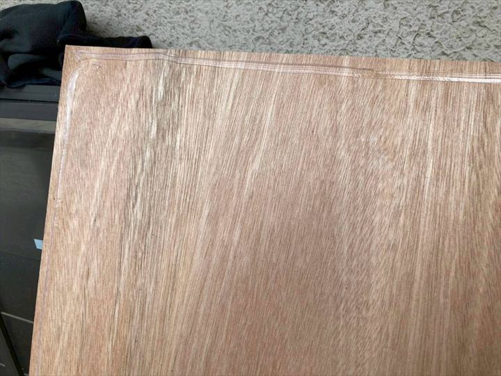 カラーベニヤの裏に接着剤を施工