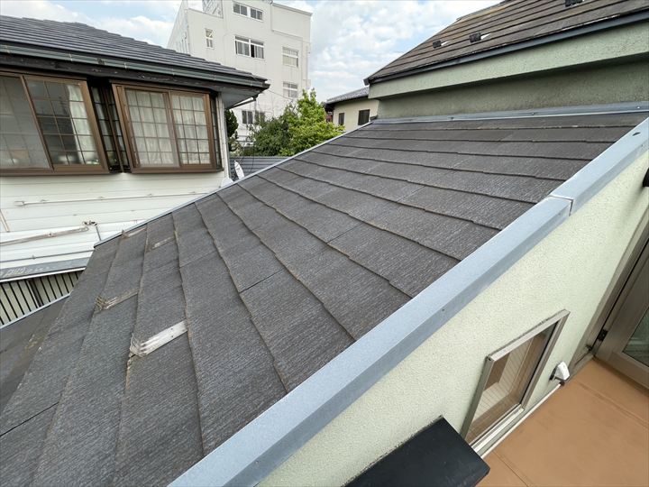 相模原市でノンアスベスト屋根の劣化を確認！コロニアルNEOの点検と適切なメンテナンス方法を解説