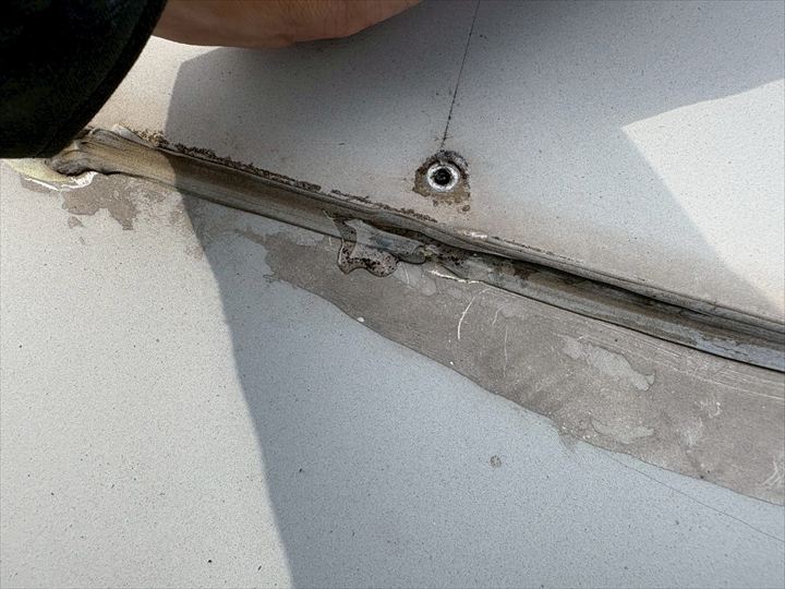 ビス穴からの雨水侵入