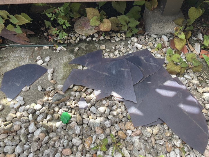 割れたポリカの破片