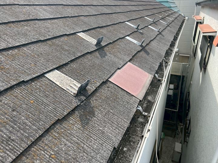屋根には板金がついていた