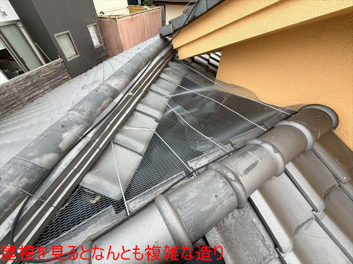 屋根を見るとなんとも複雑な造り