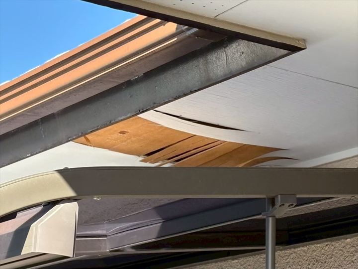 強風被害で軒天が剥がれた