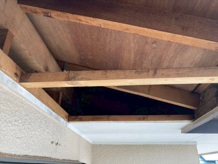 既存のベニヤ板を剥がします