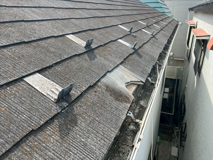 スレート屋根のメンテナンスをお考えの方へ アスベストが含まれる屋根材の特徴と寿命を延ばす補修方法