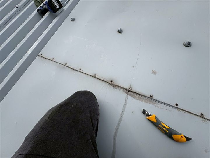 相模原市の工場屋根点検報告！折板屋根の雨漏り原因と避雷針ワイヤーの破断を解説