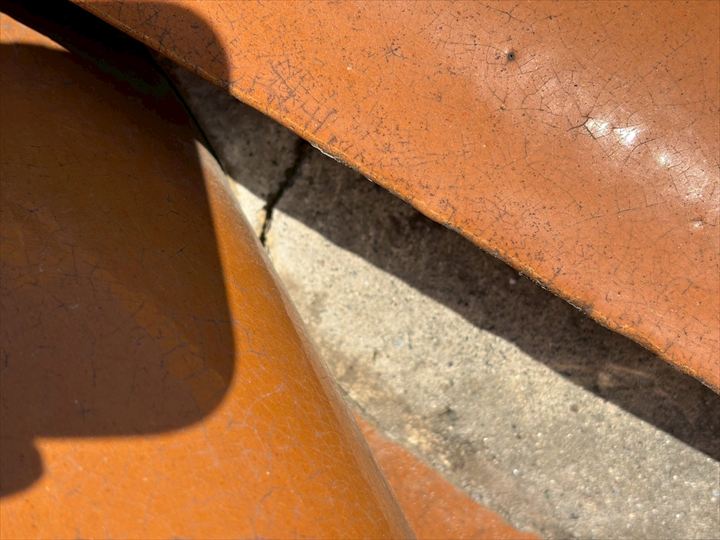 漆喰にひび割れを確認