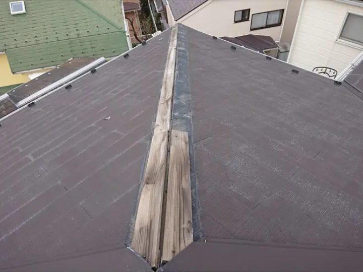 強風による棟板金の剥がれ