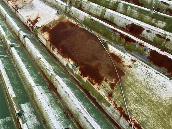 折板屋根のサビ