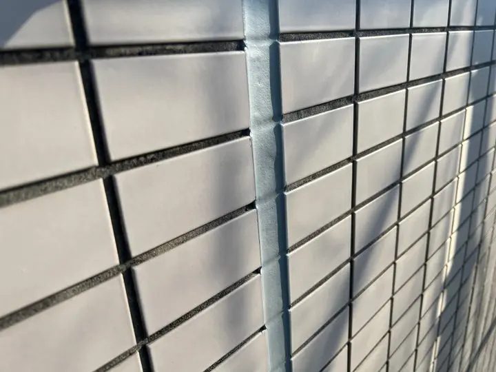 外壁目地に施されたコーキング