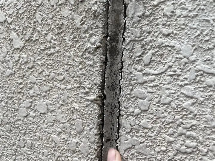 ひび割れた外壁目地