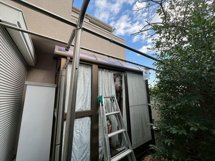 横浜市港北区のサンルームで雨漏り発生！ポリカーボネートの割れと動物の糞害が原因だった