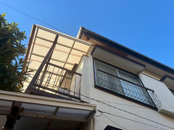 全体的に軒天には剥がれが・・・