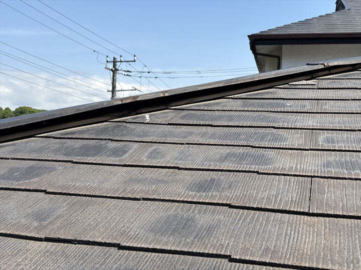 棟板金が剥がれかけています