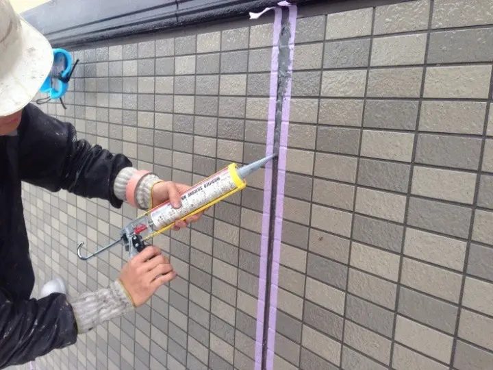 コーキングの打ち込み作業