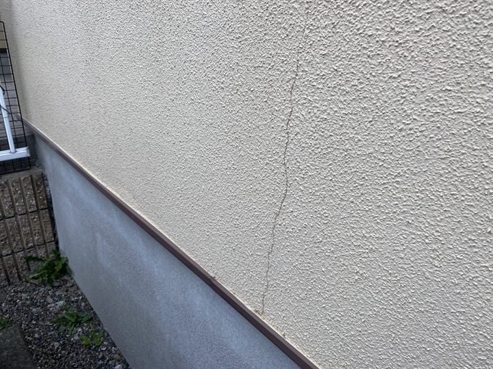モルタル外壁に発生したひび