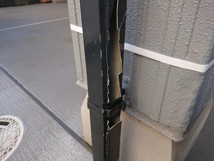 割れている竪樋
