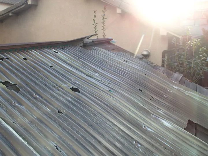 劣化しているベランダ屋根