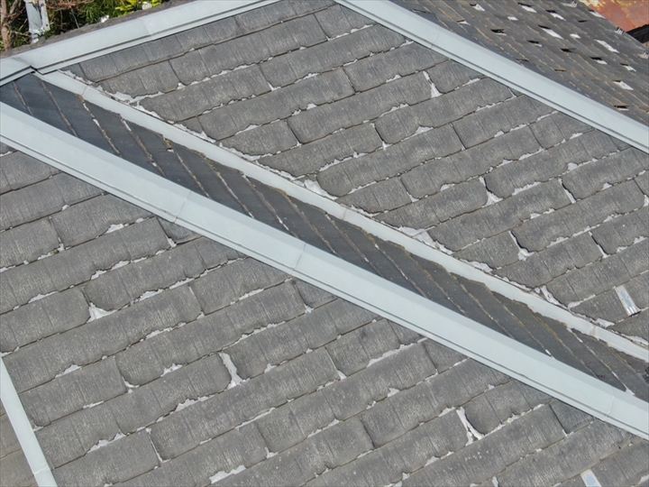 白化した屋根材表面