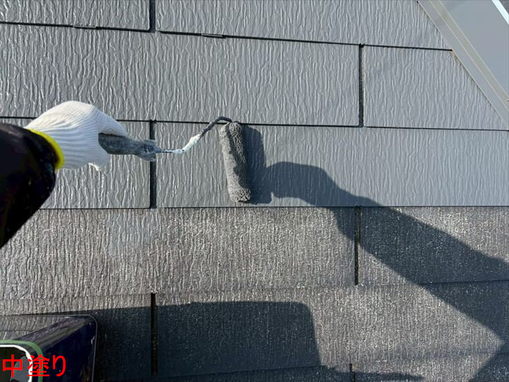 屋根の中塗り作業