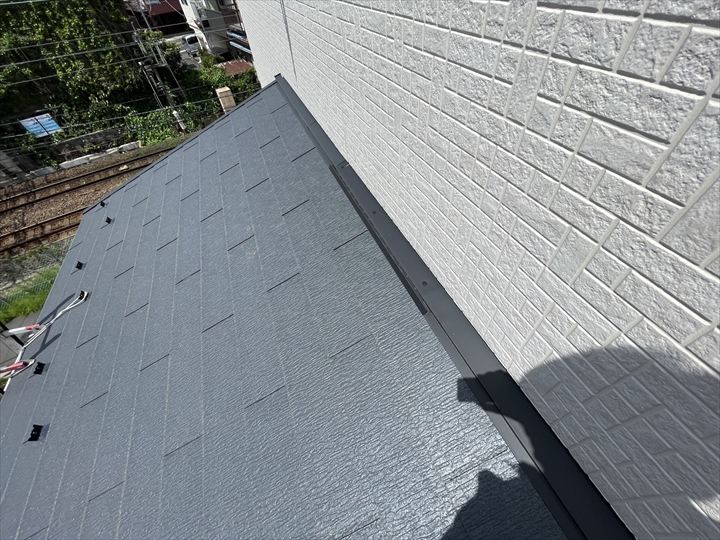 壁際板金のある下屋根