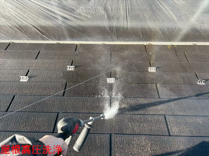 屋根の高圧洗浄作業