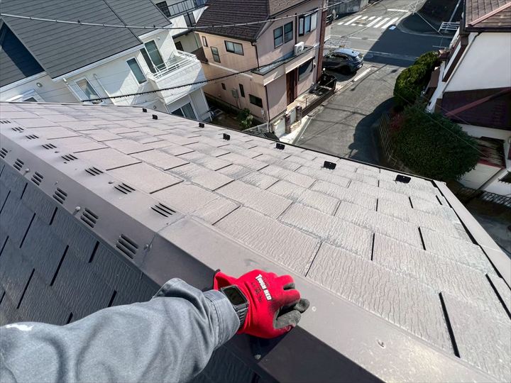 白く退色した屋根面
