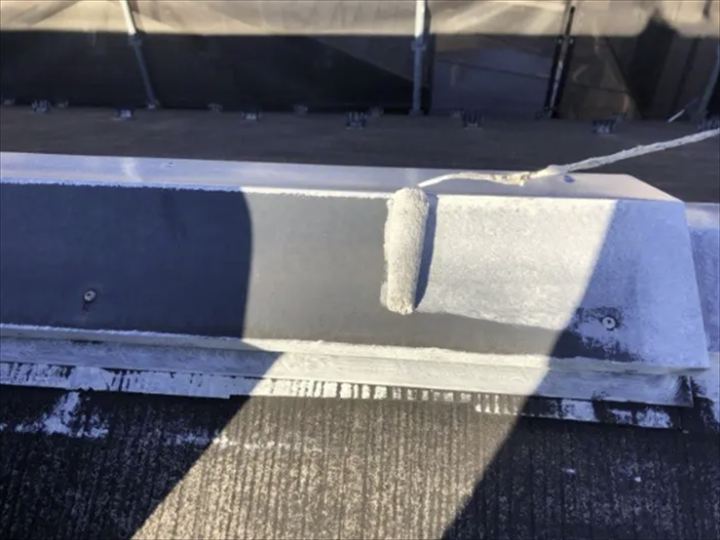 棟板金の下塗り作業