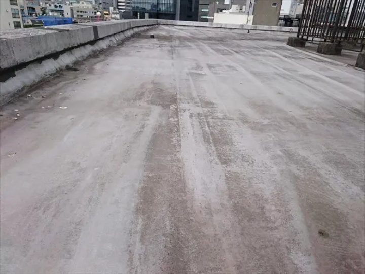 色あせた屋上の床