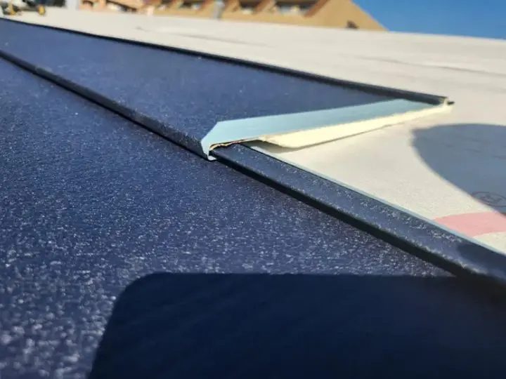 断熱材一体型のSGL鋼板屋根材