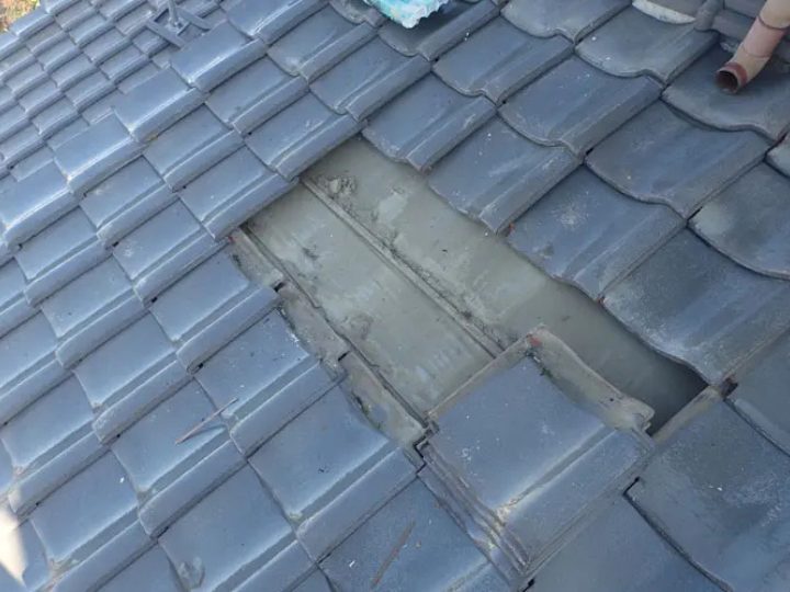 瓦が外された屋根