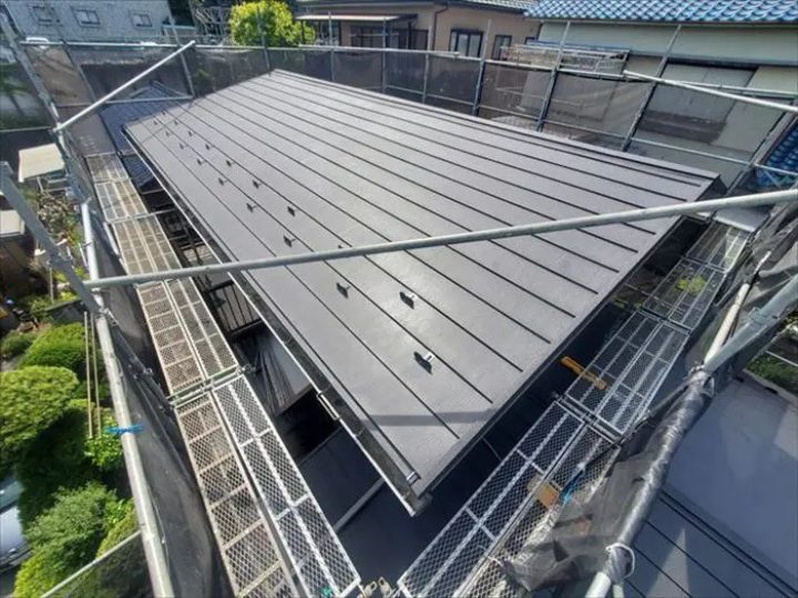足場が設置された屋根