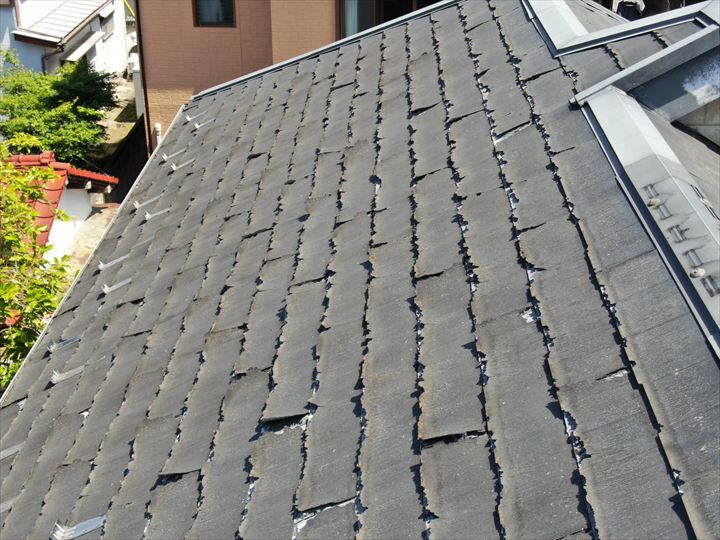 浮きが目立つ屋根