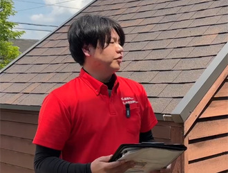 インタビュー中の横浜支店スタッフ