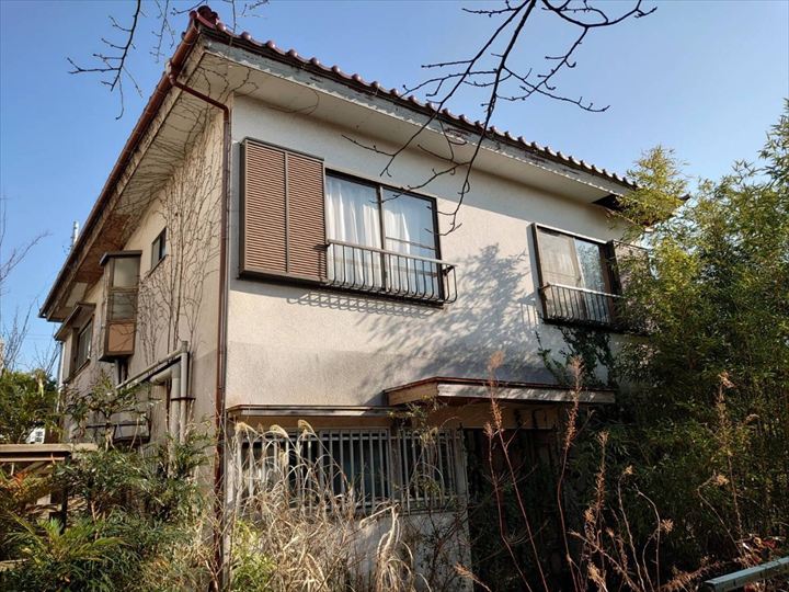 瓦屋根の住宅全景