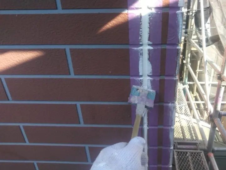 打ち替え後、均されているコーキング