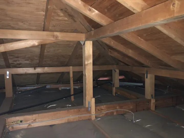 湿気・熱気が溜まりやすい小屋裏