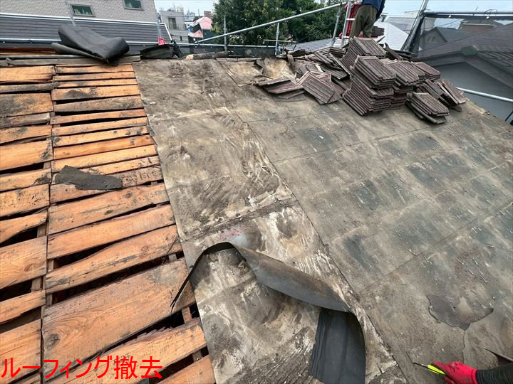 旧屋根材の撤去作業