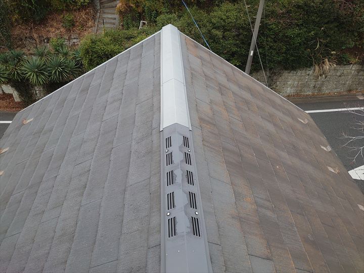 色あせた棟板金